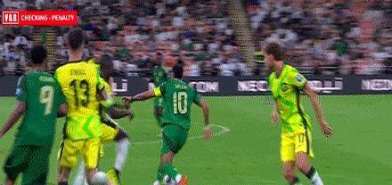 德罗巴重返赛场，出色防守首场状态出色，澳大利亚队观众沸腾！的简单介绍