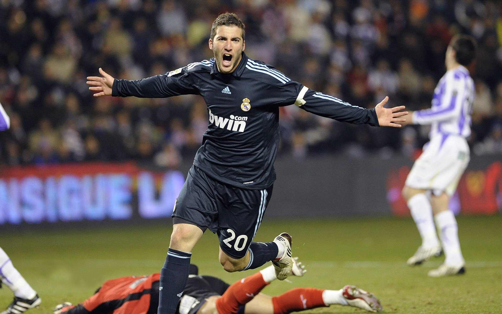 萨拉赫连场爆发引领胜利,日本队突破自我赢得满堂喝彩